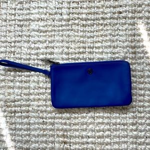 lululemon clutch with zipper.
